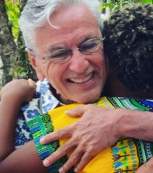 Regina Casé revê Caetano Veloso após um ano: 'Finalmente um abraço'