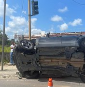 Colisão envolvendo dois veículos causa capotamento, na Via Expressa