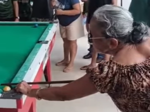 Idosa impressiona com tacada final em jogo de sinuca