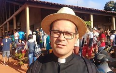 Padre Davi na primeira Procissão do Mastro no bairro Canafístula 