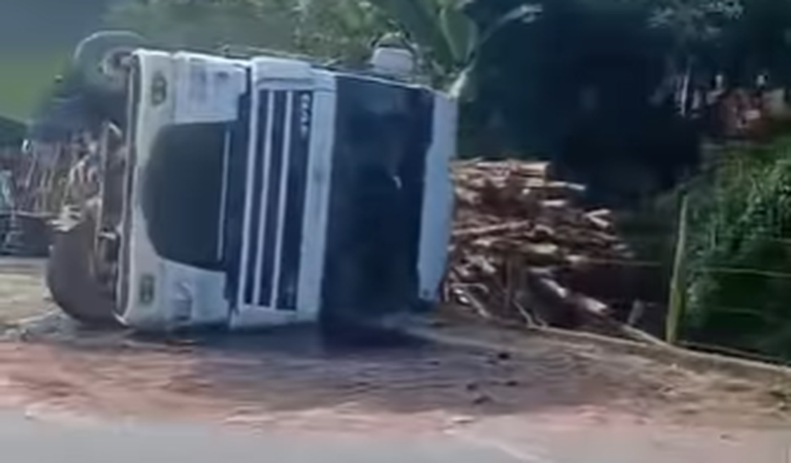 Caminhão carregado de madeira tomba na Cachoeira do Meirim, em Maceió
