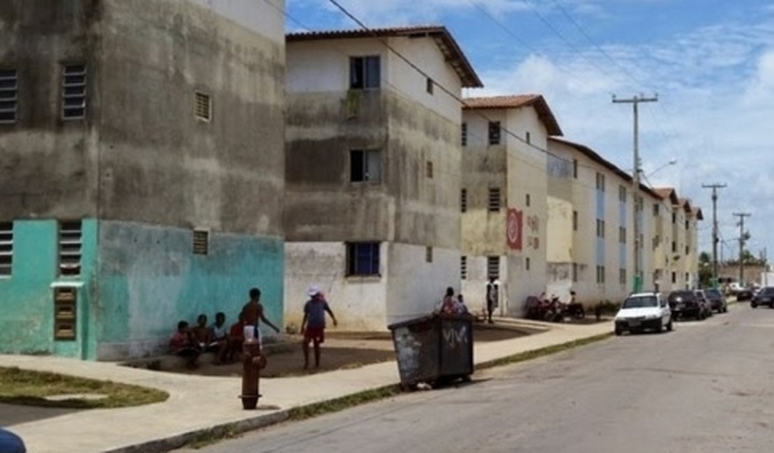 Pescadores da antiga Vila do Jaraguá reclamam da falta de infraestrutura de prédios no Pontal