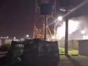 [Vídeo] Relâmpago atinge torre de telefonia durante temporal em Delmiro Gouveia