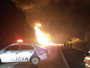 Motorista de caminhão-tanque morre carbonizado após colisão na BR 232