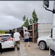 Carreta tomba na BR-101 e populares tentam saquear carga no município de Flexeiras