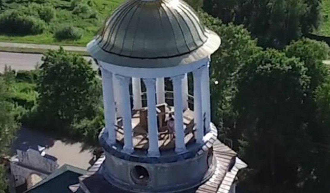 Casal é flagrado por drone fazendo sexo em torre de igreja