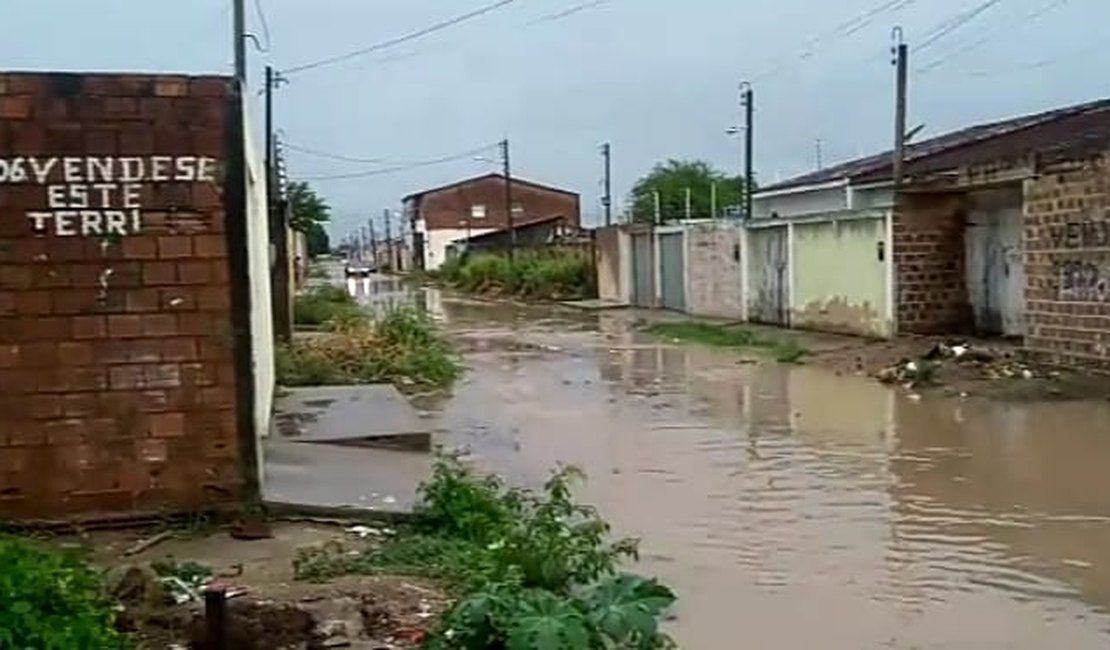 [Vídeo] Falta de pavimentação causa alagamento sempre que chove um pouco mais em rua do bairro Nova Esperança