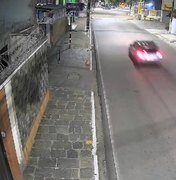 [Vídeo] Câmeras flagram momento em que carro passa em alta velocidade e bate em moto, em Maceió