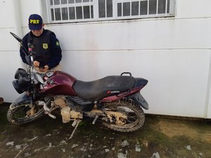 PRF de Alagoas recupera veículo roubado e detém motorista por crime de receptação