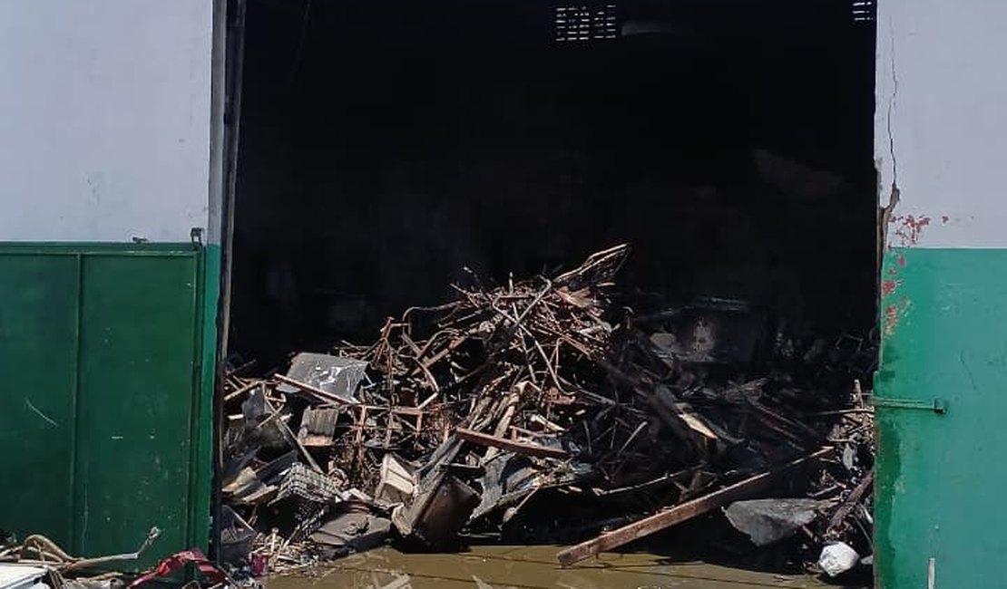 Incêndio destrói estabelecimento de sucata na cidade de Arapiraca