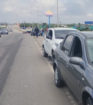 Engavetamento envolve três veículos na Avenida José Alexandre, em Arapiraca