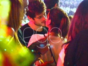 Bruna Marquezine e Maurício Destri se beijam no Rock in Rio