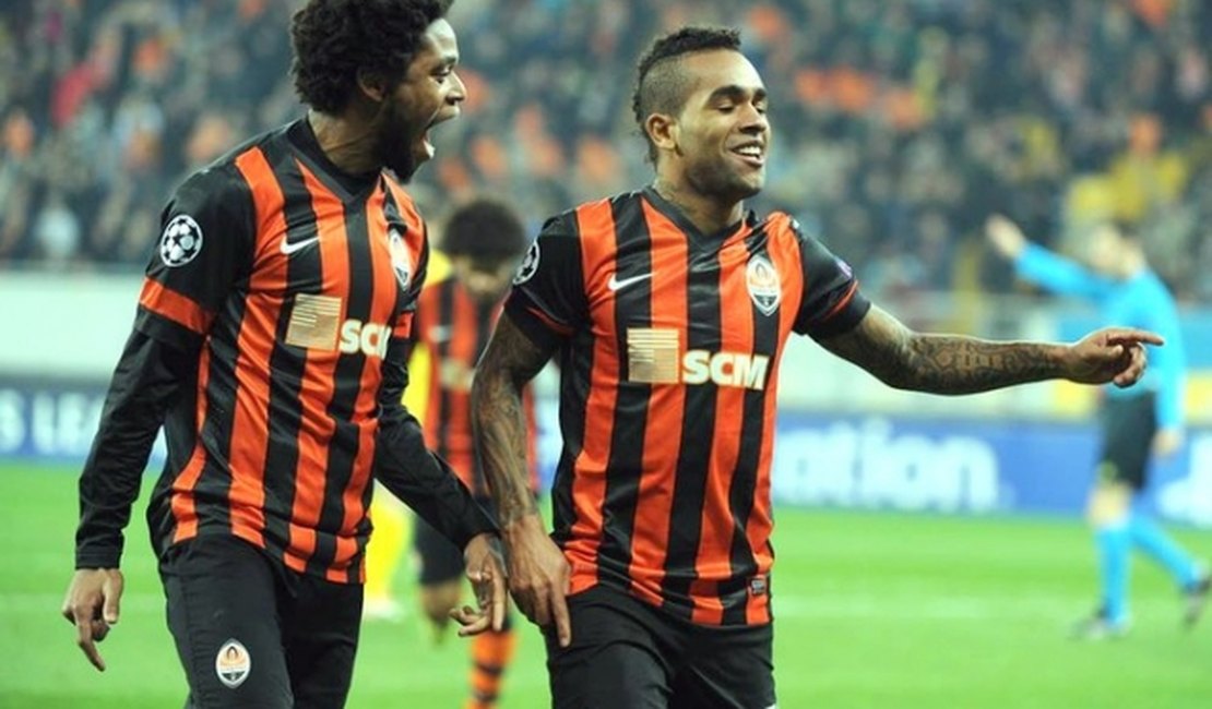 Artilheiro e recordista, Luiz Adriano supera R10 e agora mira Kaká e CR7