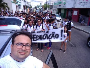 Participação de professor ligado ao PSL em protesto de estudantes gera polêmica