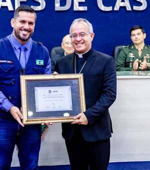 Leonardo Dias entrega Título de Cidadão Honorário ao bispo-auxiliar do Ordenariado Militar do Brasil