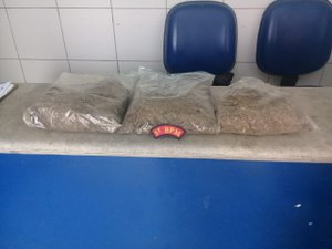 Homem arremessa sacos com drogas contra policias, inicia troca de tiros e foge 