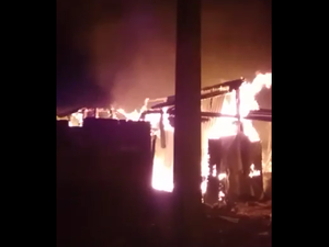 [Vídeo] Incêndio destrói barraco na Vila Emater, em Maceió