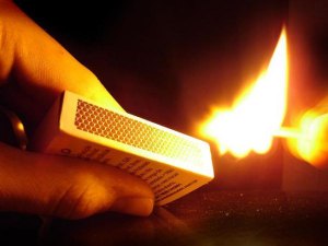 Mulher ateia fogo em casa com os filhos dentro em Cacimbinhas