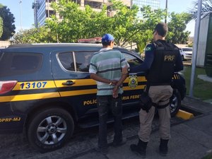 Caminhoneiro é preso com carteira de motorista falsa na BR-101