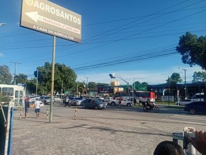 Viatura da Polícia Civil e picape colidem na Avenida Durval de Góes Monteiro