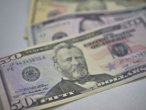 Depois de dois meses em queda, dólar fecha novembro em alta de 3,58%