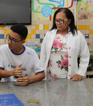 Professora de Arapiraca recebe premiação na capital alagoana