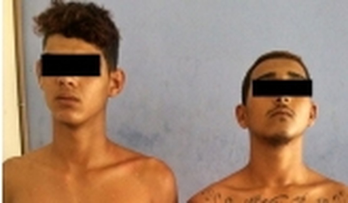 Menores são apreendidos com arma e moto roubada