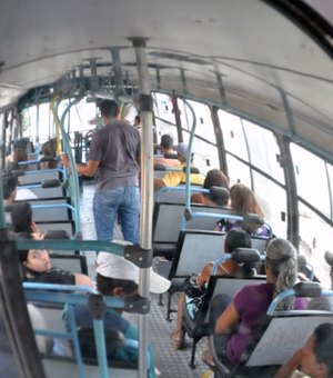 Dupla de assaltantes invade ônibus e ameaça cobrador e passageiros com facão 