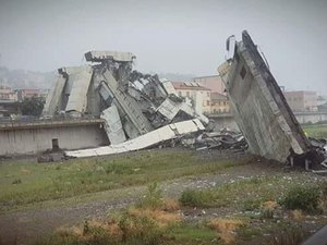 Ponte desaba em Gênova; autoridades temem dezenas de mortos