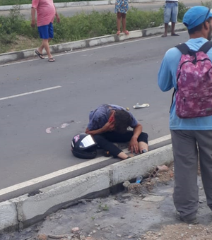 Homem monitorado por tornozeleira eletrônica fica ferido em acidente de moto em Arapiraca