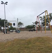 Praça em Arapiraca aparece sem brinquedos usados em filmagem, após vista do prefeito.