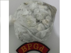 Jovem é preso com mais de 100 bombinhas de maconha na Cidade Universitária