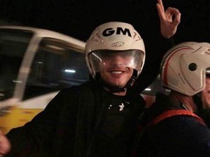 Wesley Safadão usa moto para não se atrasar a show: “Pense numa adrenalina”