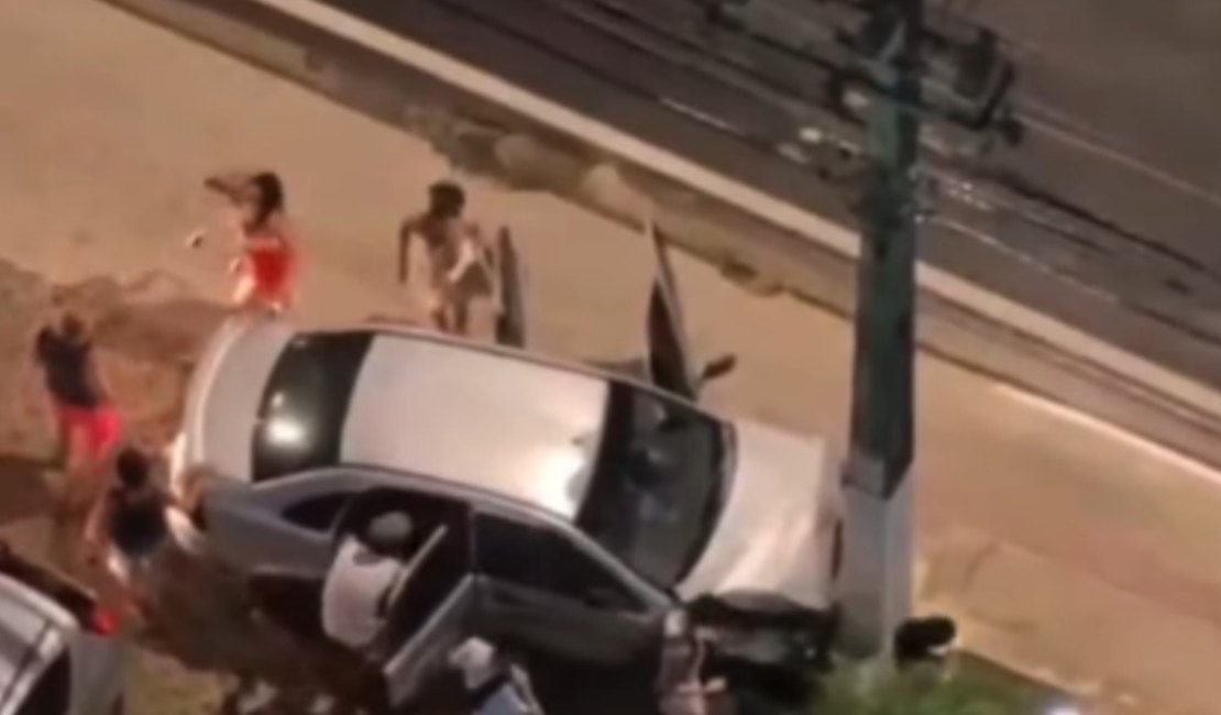 Motorista embriagado colide contra cinco carros estacionados e acaba preso, em Maceió