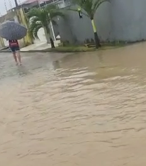 Rio Comandatuba transborda e inunda loteamento em Porto Calvo