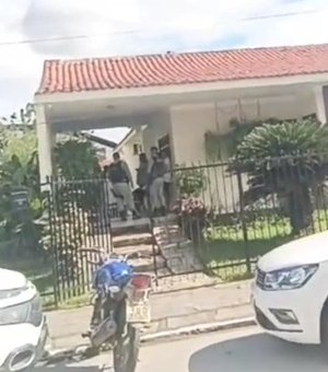Bandidos armados invadem casa da mãe de prefeito no Centro de Pão de Açúcar