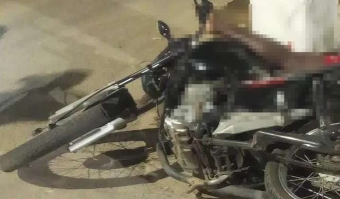 Criminosos saem de matagal e executam homem a tiros no Benedito Bentes, em Maceió