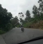 [Vídeo] Policial do BPRv conduz moto sem capacete em Porto Calvo