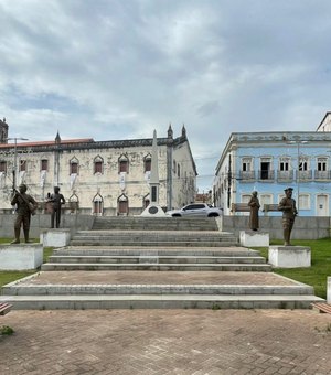 Personalidades históricas de Penedo ganham monumentos em praça pública