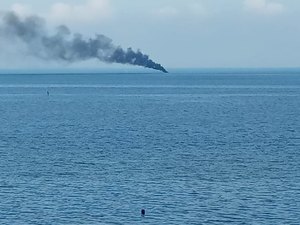 [Vídeo] Embarcação pega fogo em Salvador