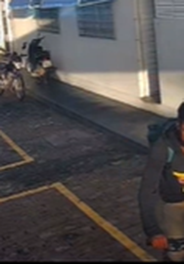 [Vídeo] Funcionário de padaria tem bicicleta furtada em posto de combustíveis de Arapiraca