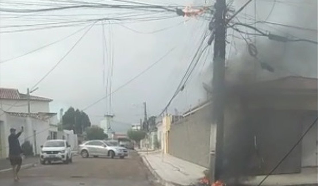 [Vídeo] Fiação de poste pega fogo e assusta moradores do bairro São Luiz em Arapiraca