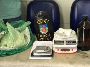 Suspeito de tráfico é preso com 1kg de cocaína em Jacarecica