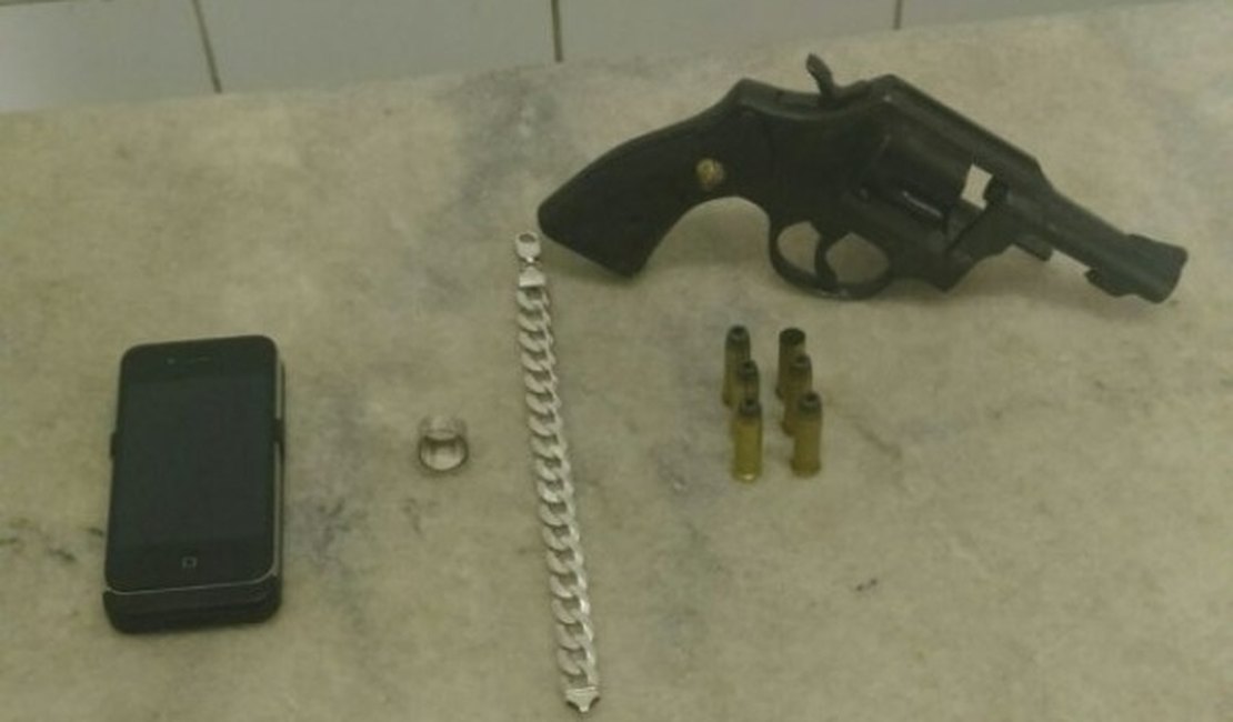 Suspeito de assalto é baleado durante troca de tiros