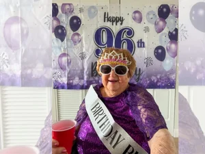 Casa de repouso ameaça expulsar idosa de 96 anos por 'farrear demais'