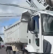 Caminhão-caçamba colide em poste de energia elétrica em Delmiro Gouveia