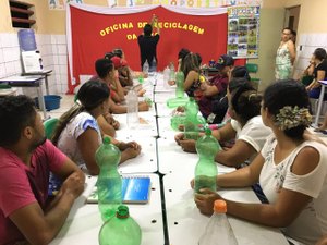 Oficina de reciclagem gera possibilidade de renda para alunos da EJA de Lagoa da Canoa 