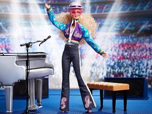 Barbie homenageia Elton John com boneca do cantor: 'Ícone'