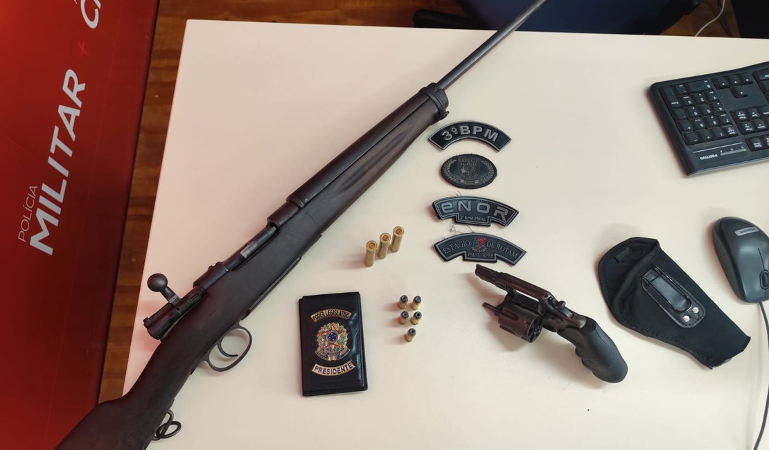 Dupla é presa com com rifle e revólver dentro do carro no município de Craíbas