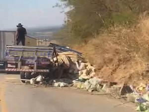 Falha nos freios provoca acidente com caminhão na Serra das Pias em Palmeira dos Índios
